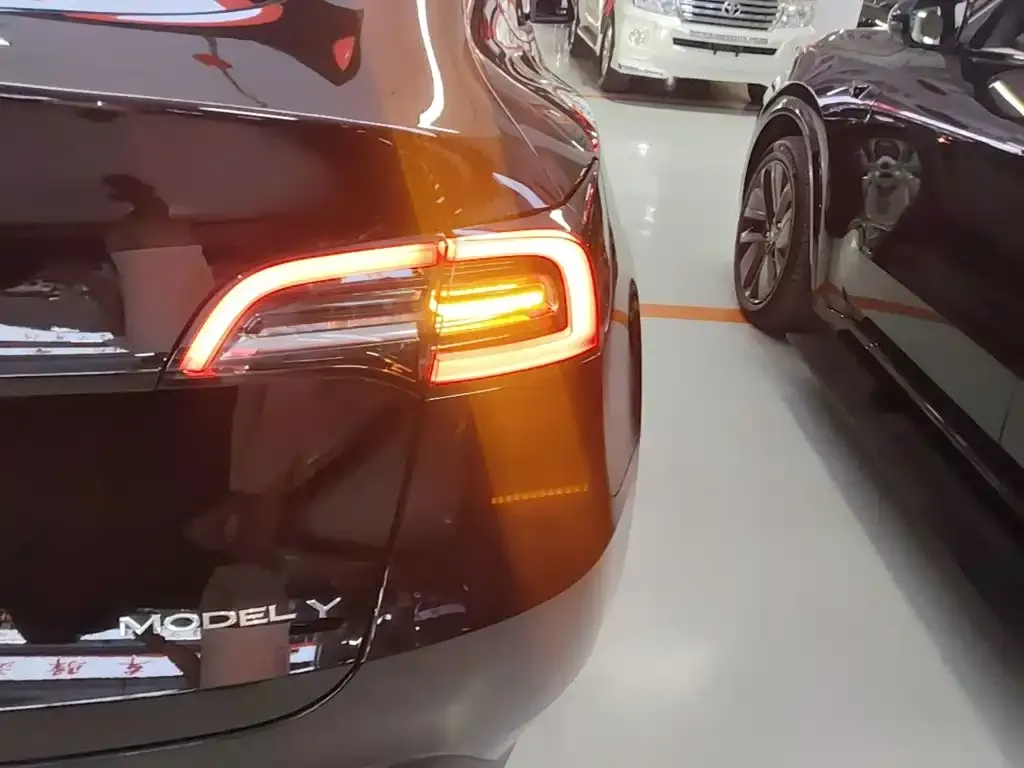 Tesla Model Y — фото 4
