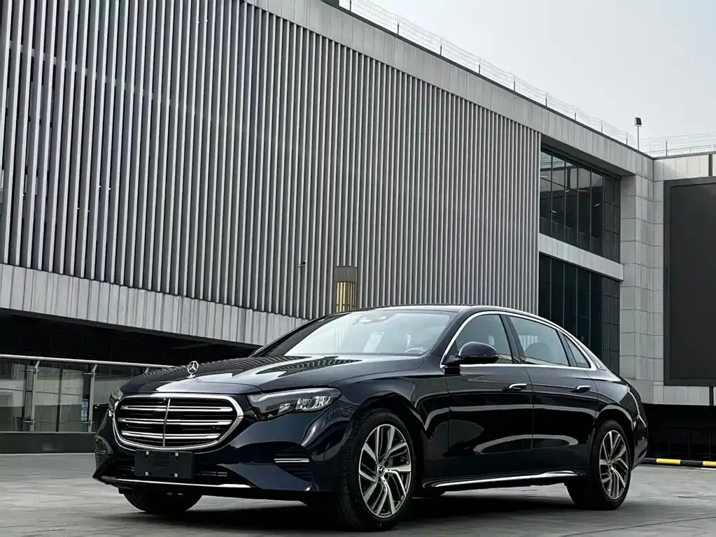 Mercedes-Benz E-Class — фото 1