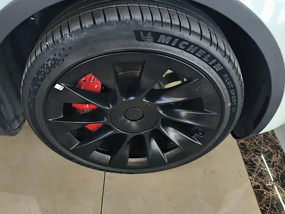 Tesla Model Y — фото 4