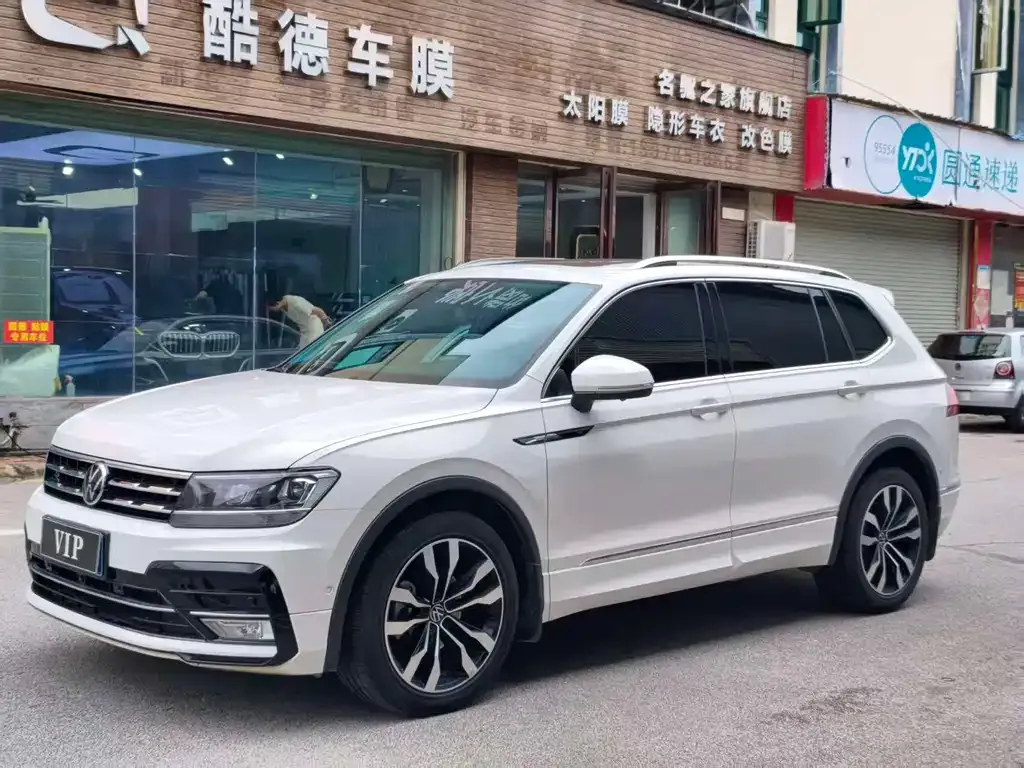 Volkswagen Tiguan L — фото 1
