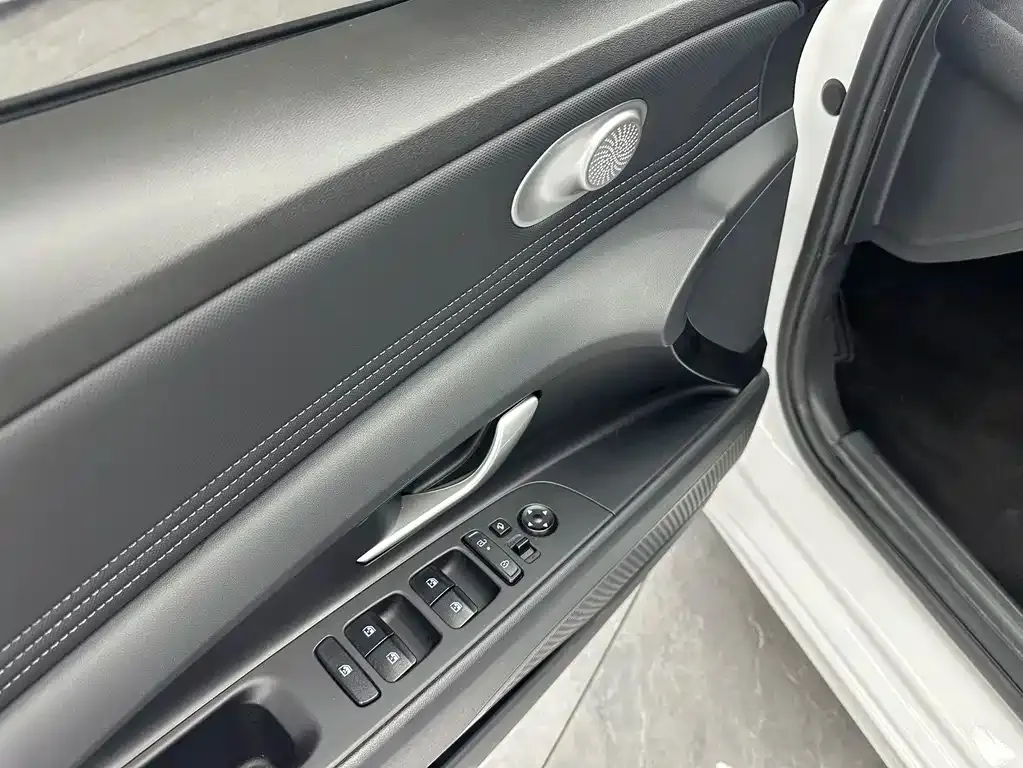 Hyundai Elantra — фото 2