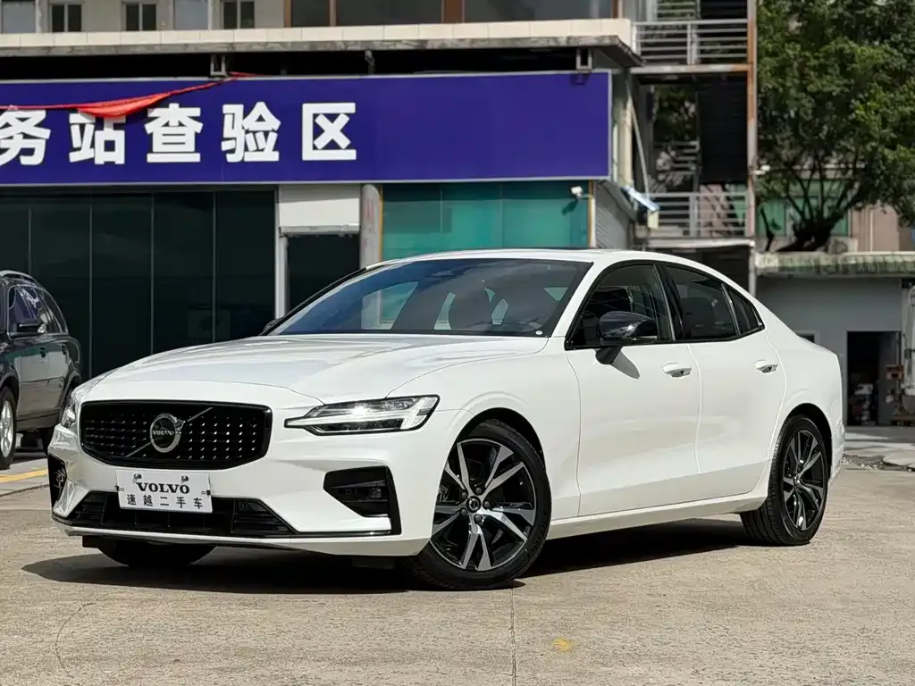 Volvo S60 — фото 1