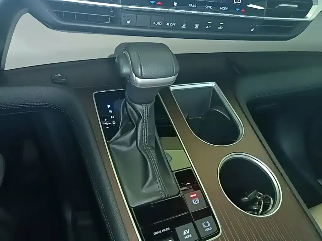 Toyota Granvia — фото 9