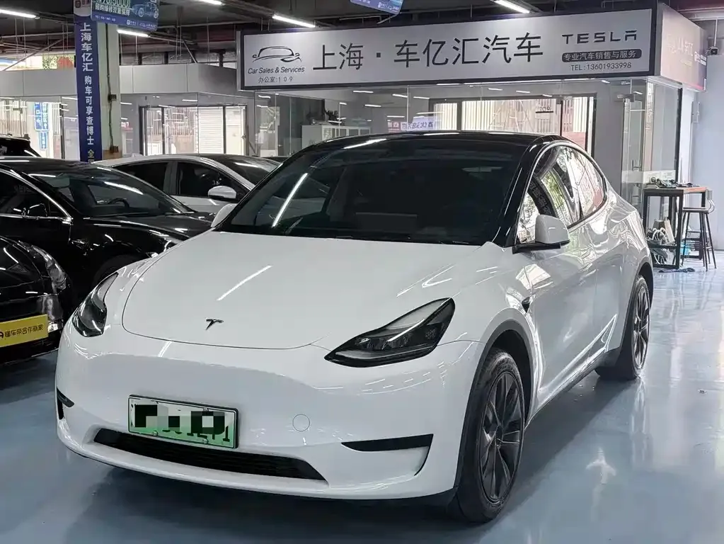 Tesla Model Y — фото 1