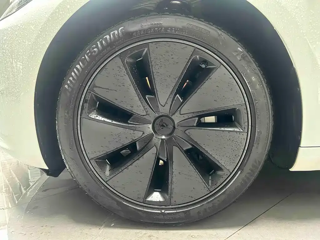 Tesla Model 3 — фото 4