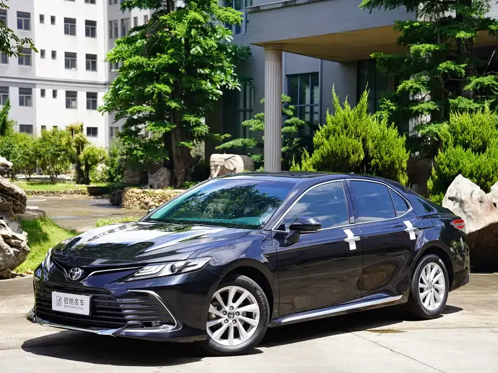 Toyota Camry — фото 1