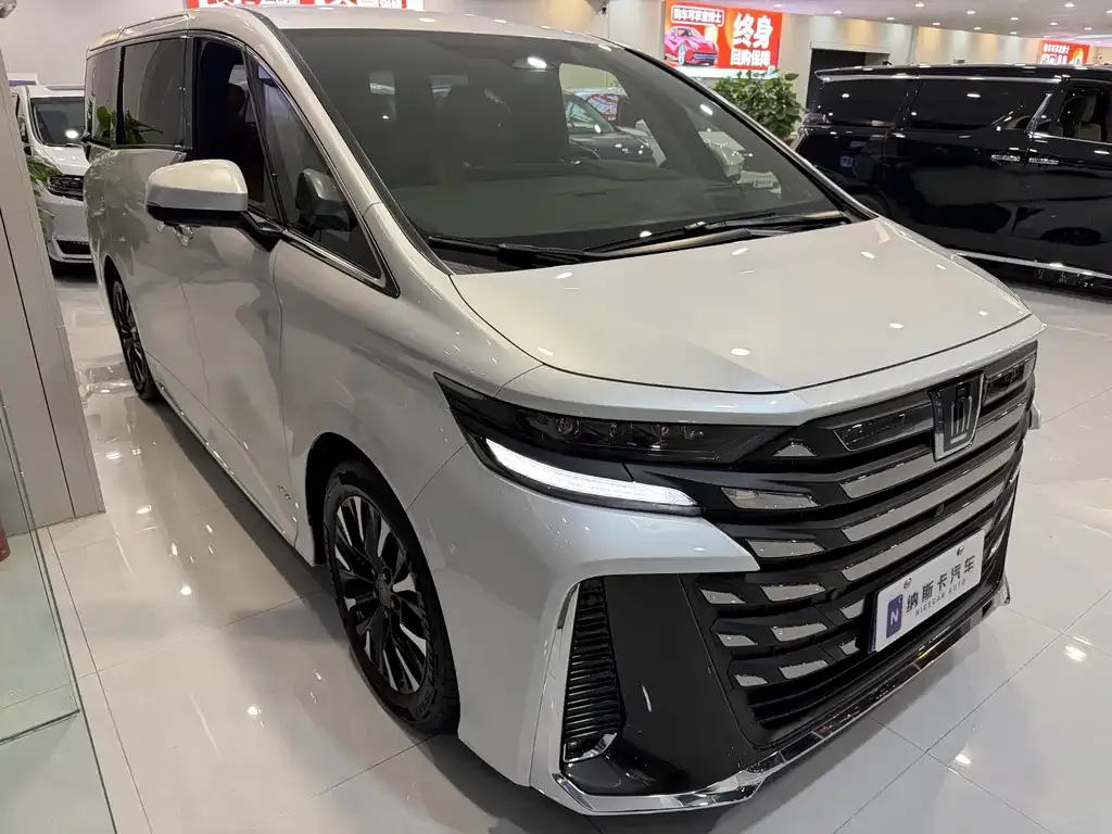 Toyota Vellfire — фото 2