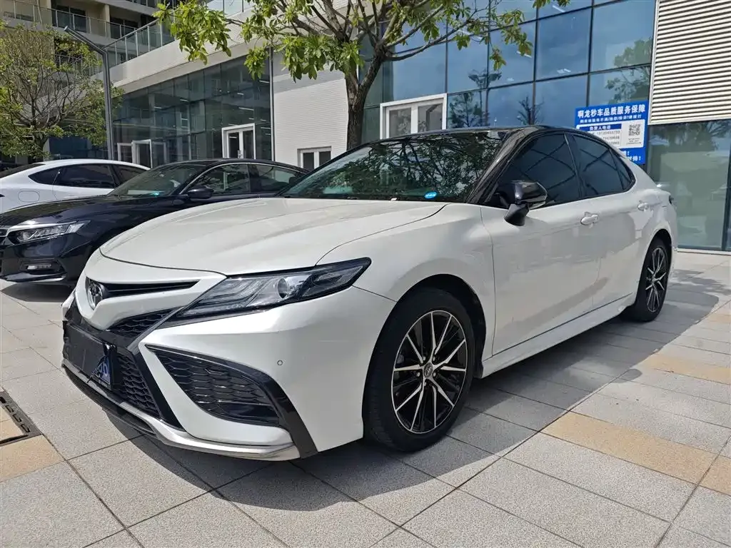 Toyota Camry — фото 1