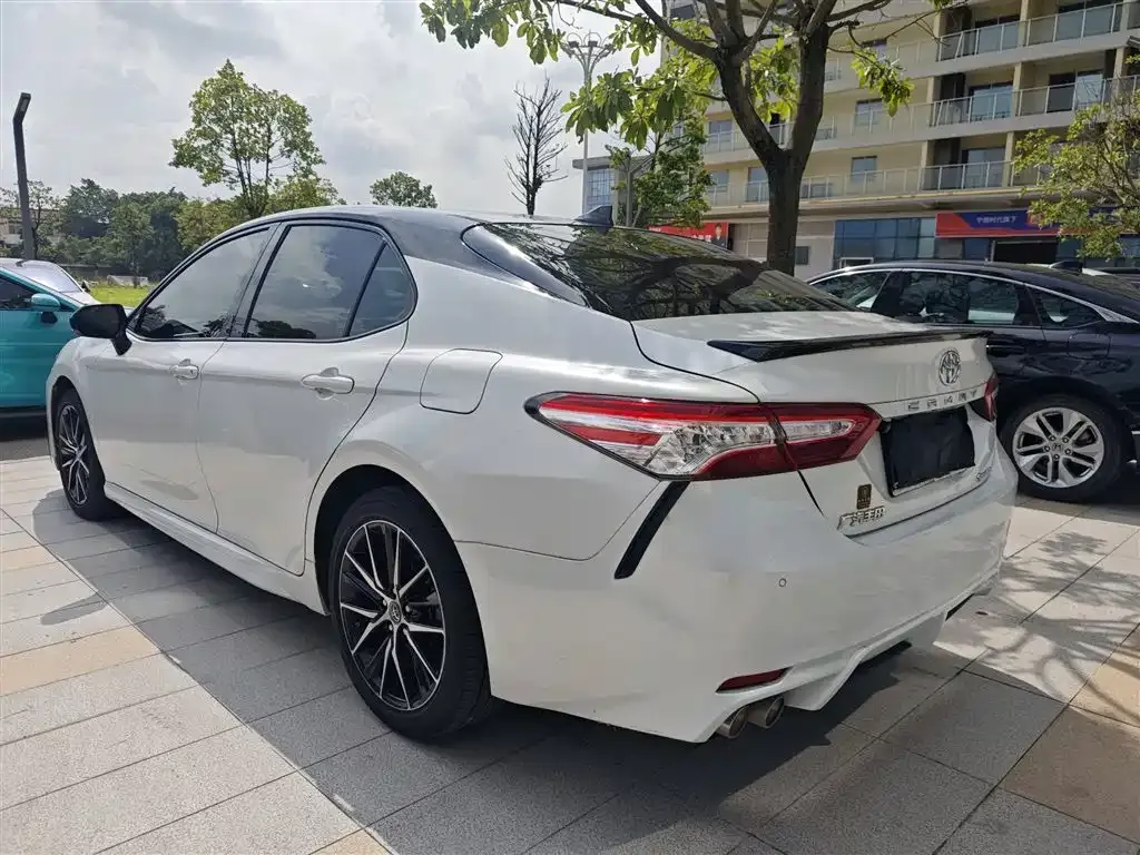 Toyota Camry — фото 5