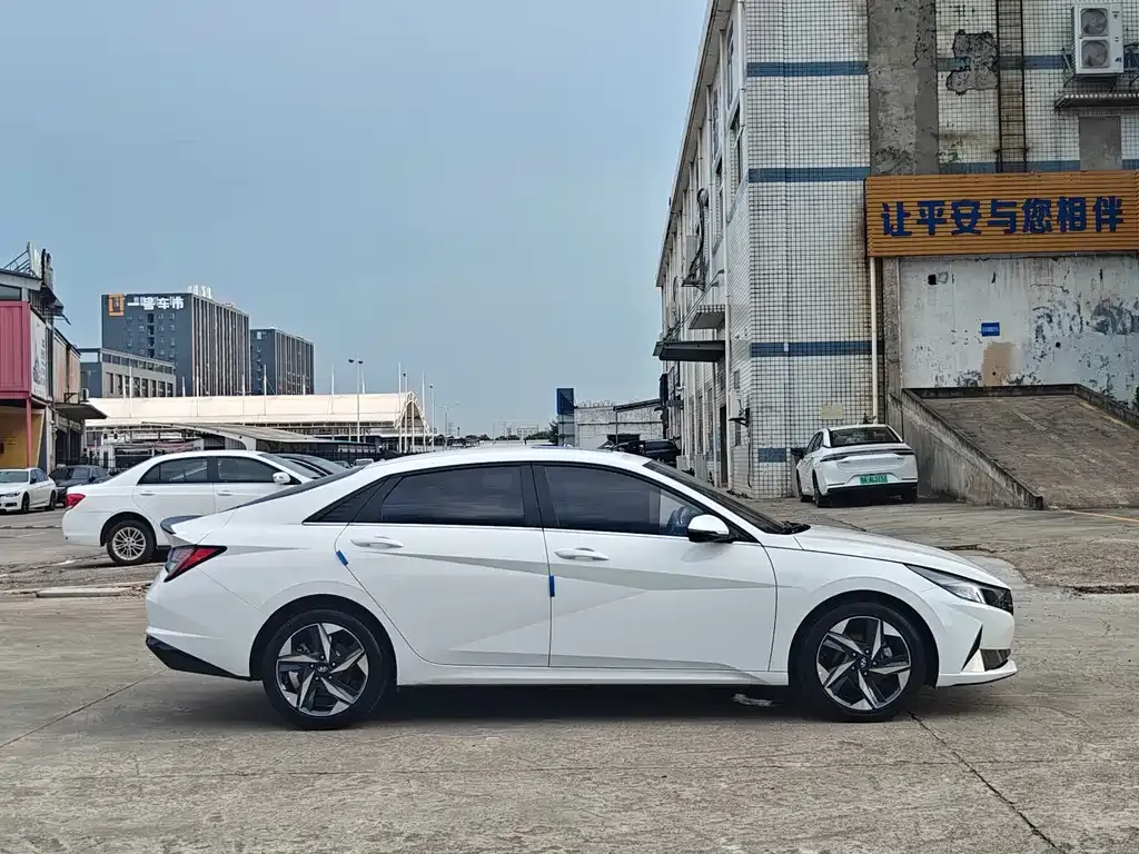 Hyundai Elantra — фото 9