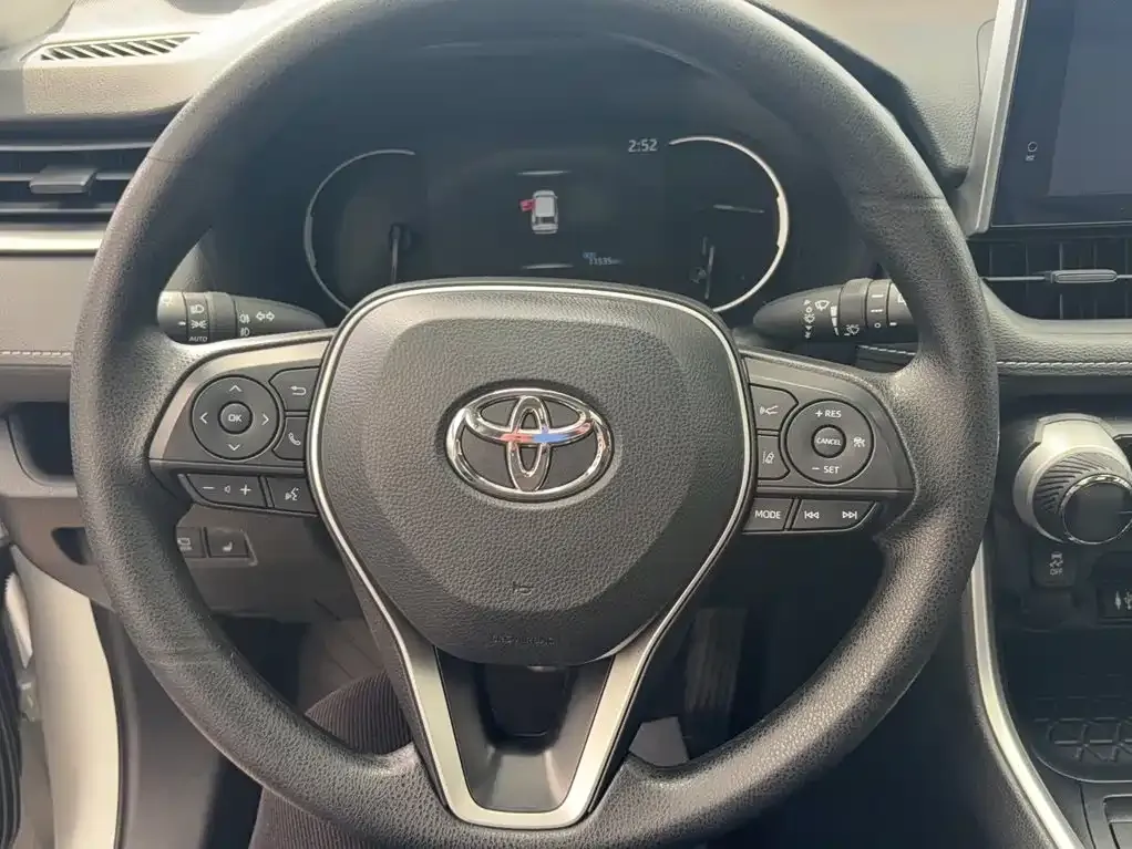 Toyota RAV4 — фото 8