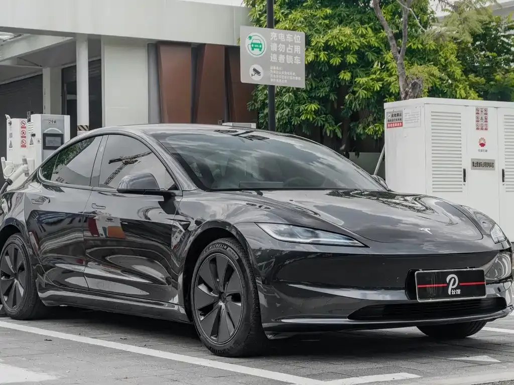 Tesla Model 3 — фото 1