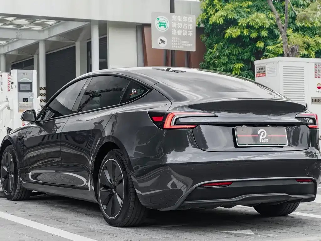 Tesla Model 3 — фото 10