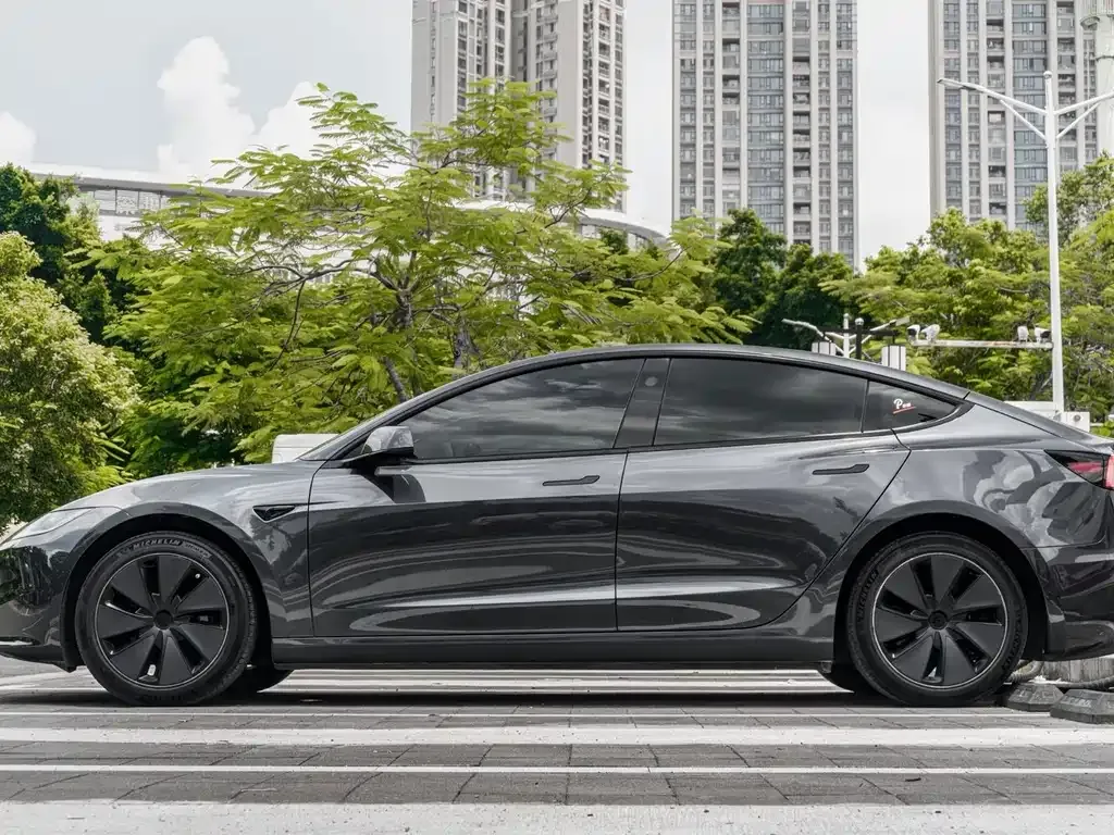 Tesla Model 3 — фото 8