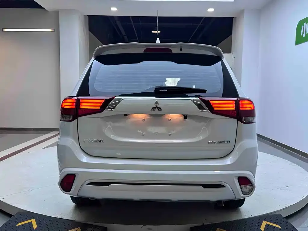 Mitsubishi Outlander — фото 7