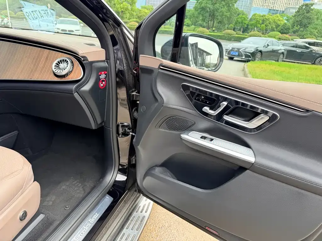 Mercedes-Benz EQE SUV — фото 7