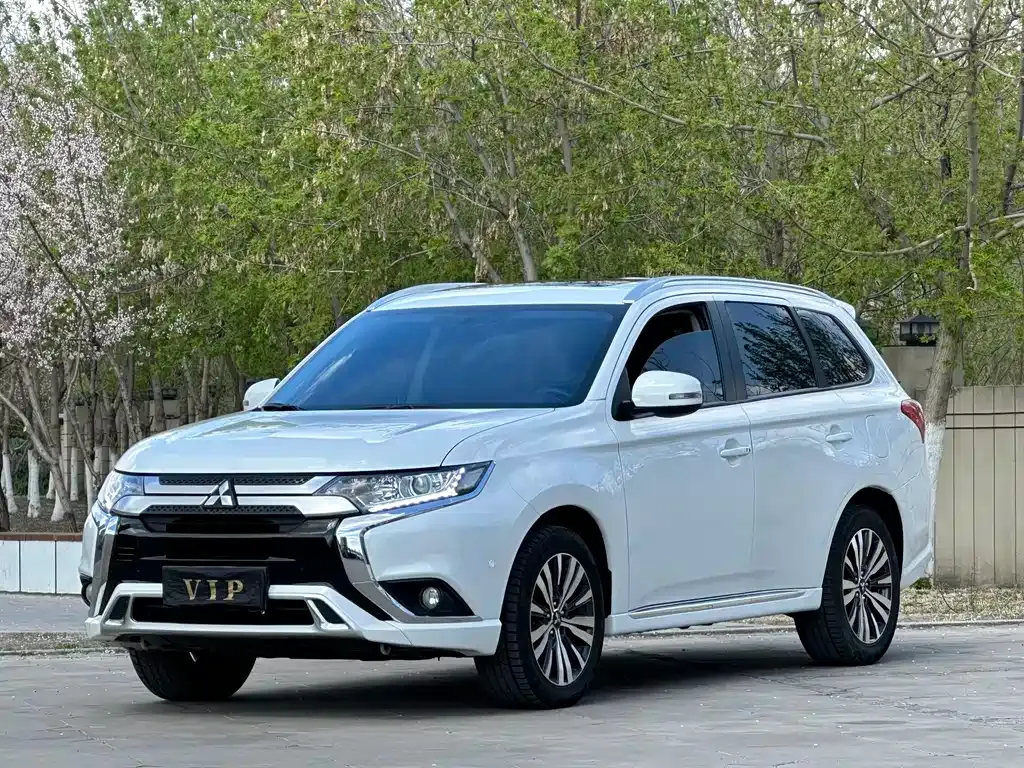 Mitsubishi Outlander — фото 1