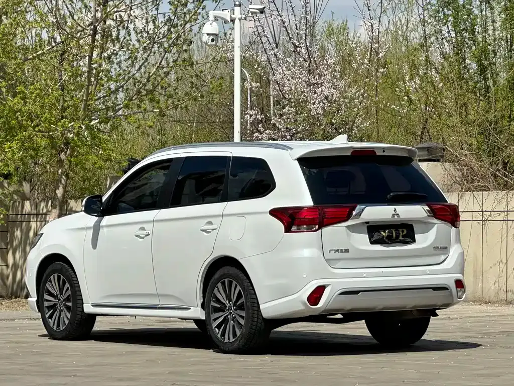 Mitsubishi Outlander — фото 10