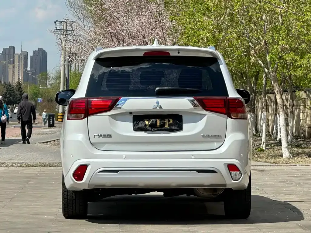 Mitsubishi Outlander — фото 9