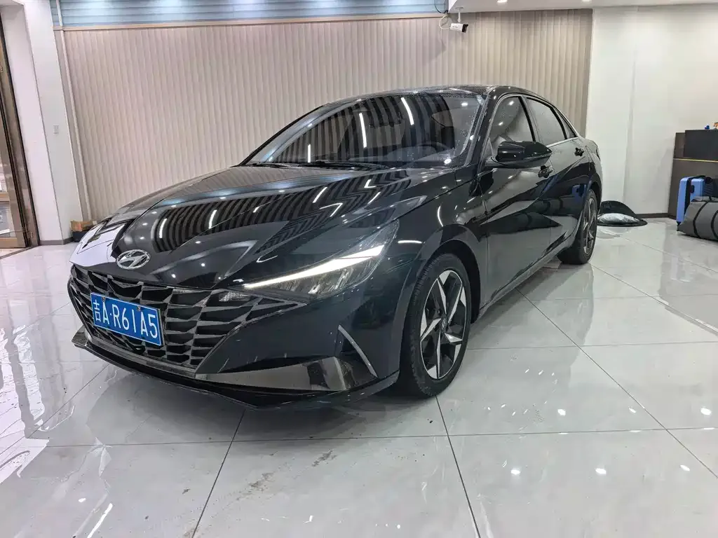Hyundai Elantra — фото 1