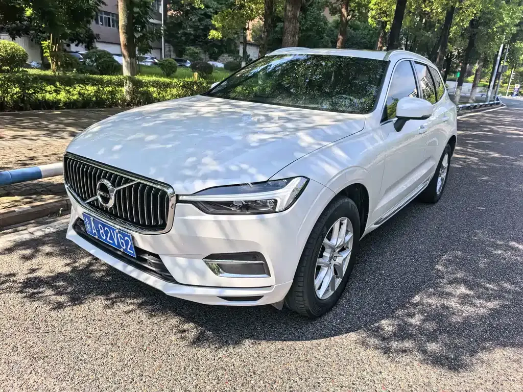 Volvo XC60 — фото 1