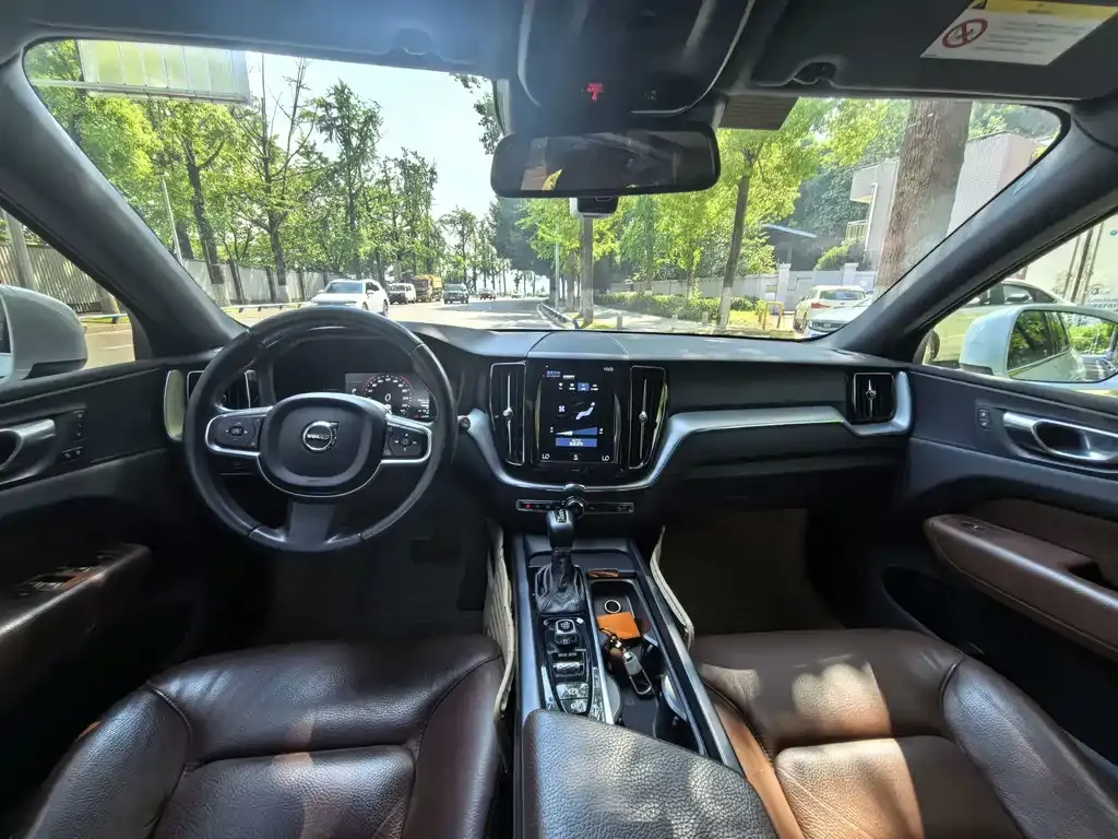 Volvo XC60 — фото 2