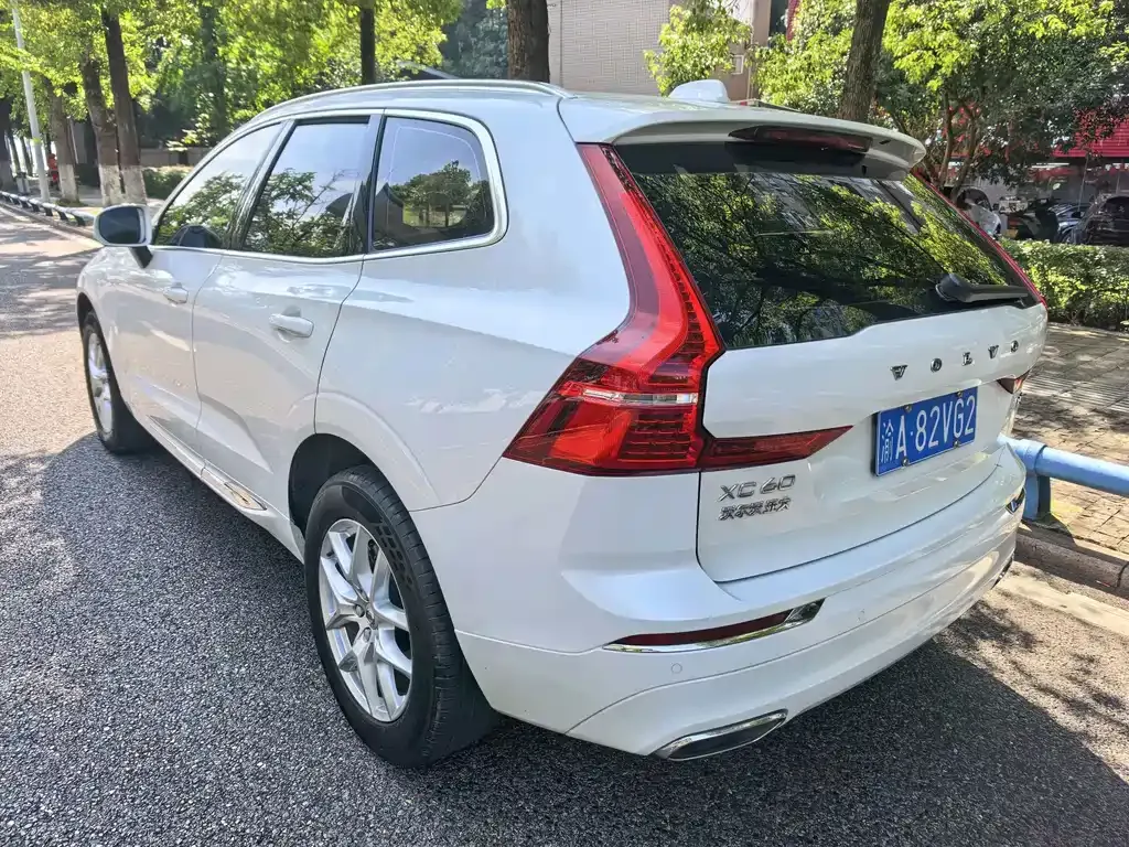 Volvo XC60 — фото 9