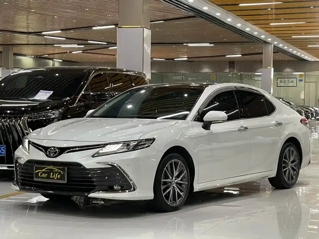 Toyota Camry — фото 1