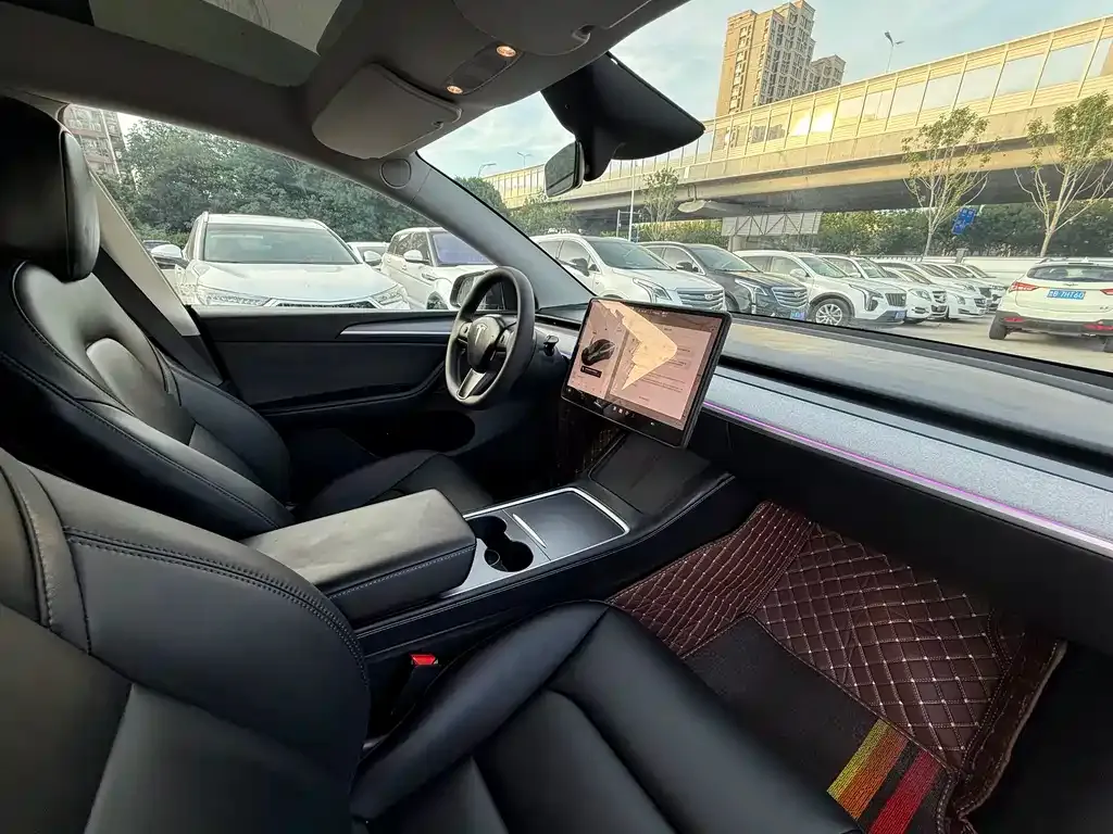 Tesla Model Y — фото 10