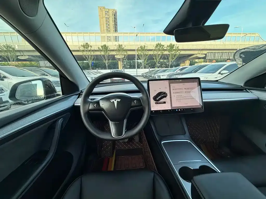 Tesla Model Y — фото 8
