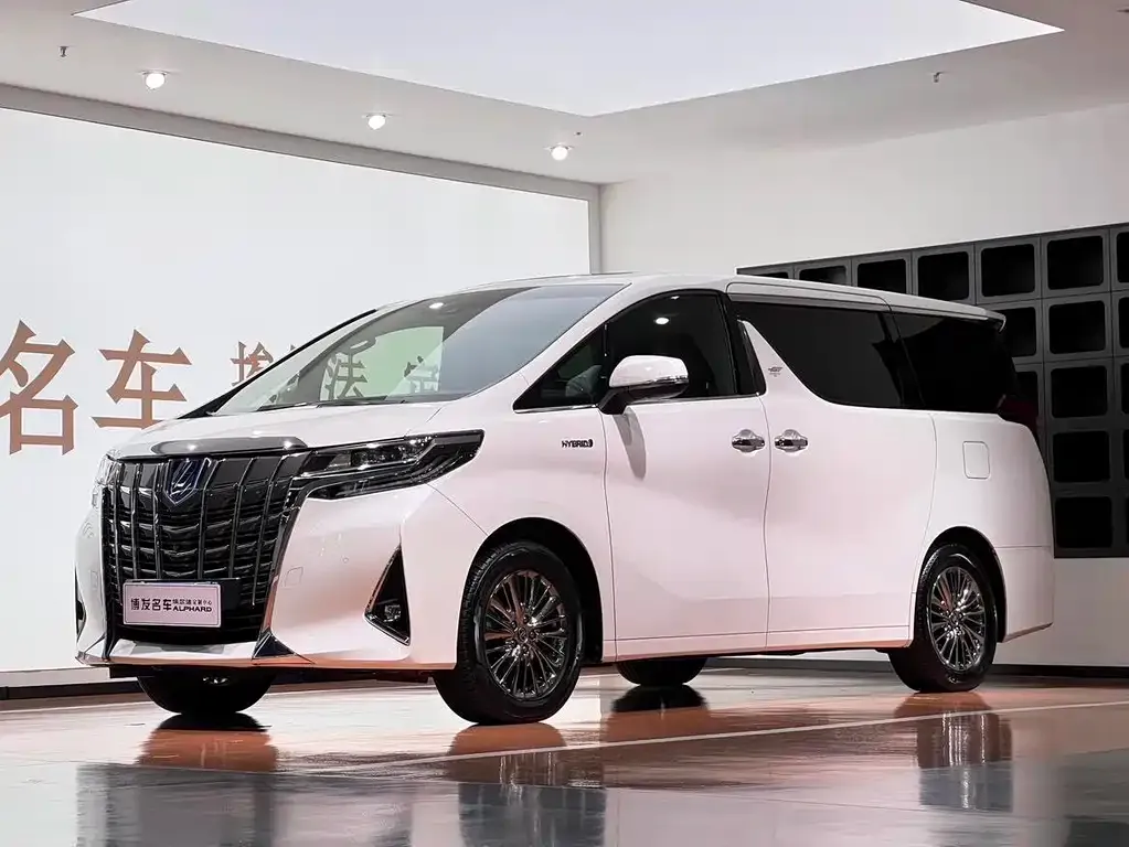 Toyota Alphard — фото 1