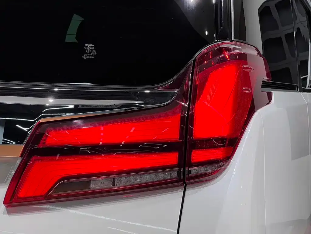 Toyota Alphard — фото 5