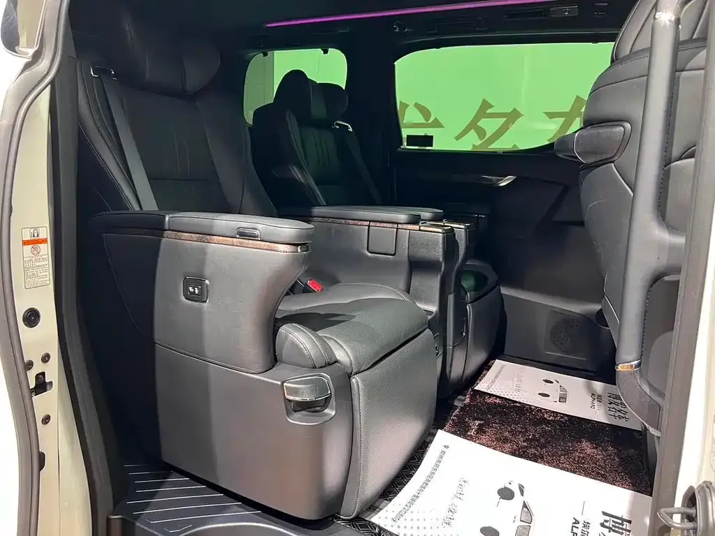 Toyota Alphard — фото 9
