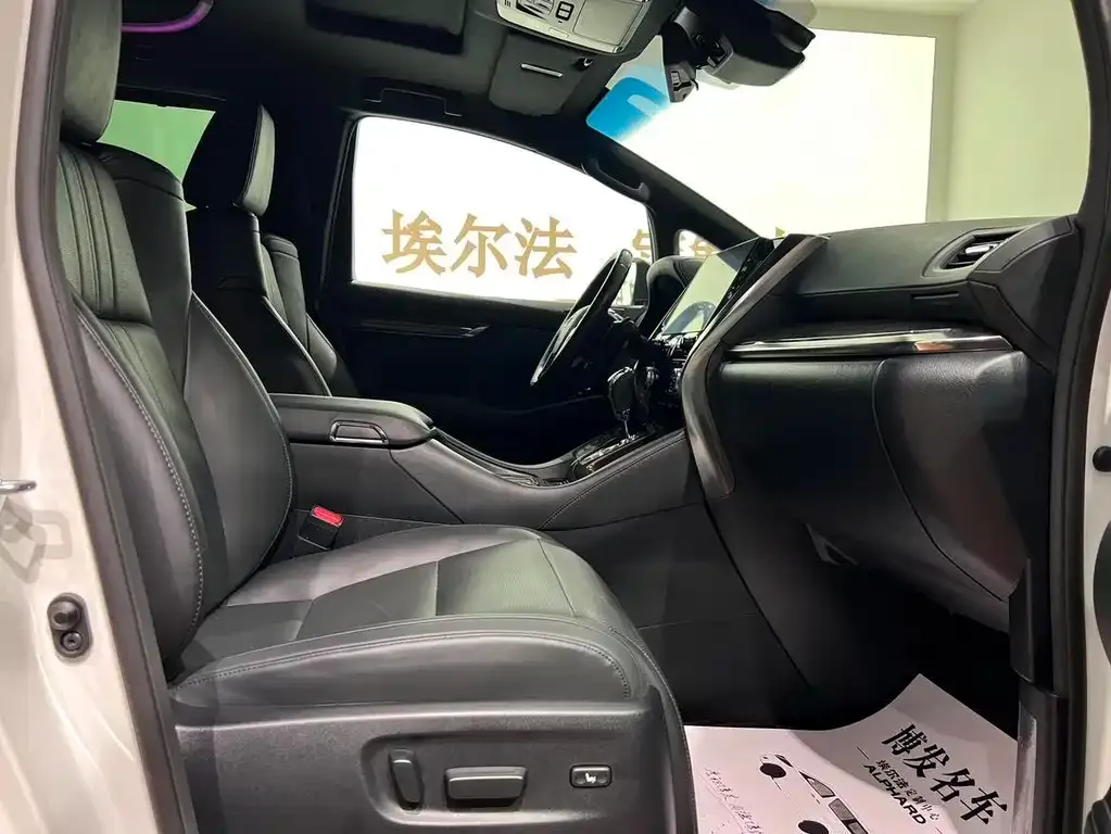 Toyota Alphard — фото 4