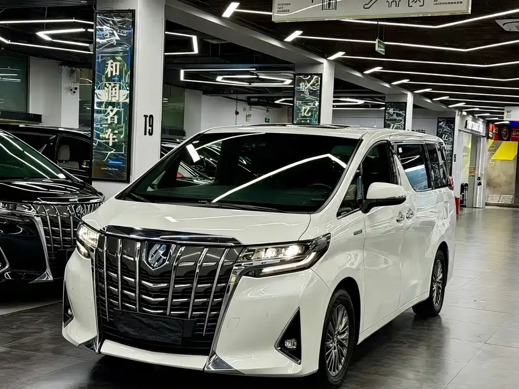 Toyota Alphard — фото 1