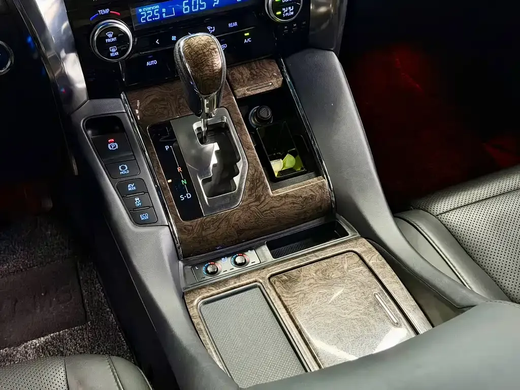 Toyota Alphard — фото 9