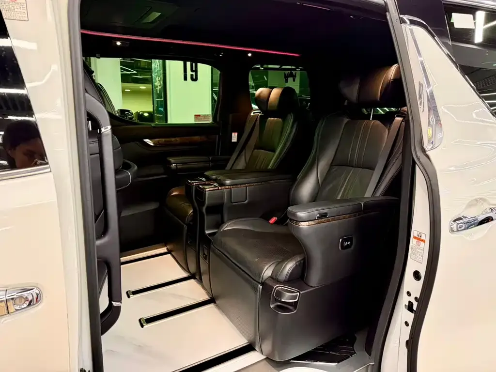 Toyota Alphard — фото 6