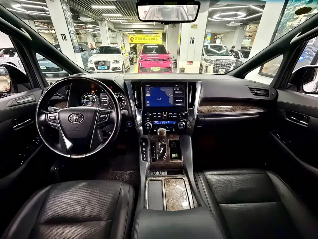Toyota Alphard — фото 4
