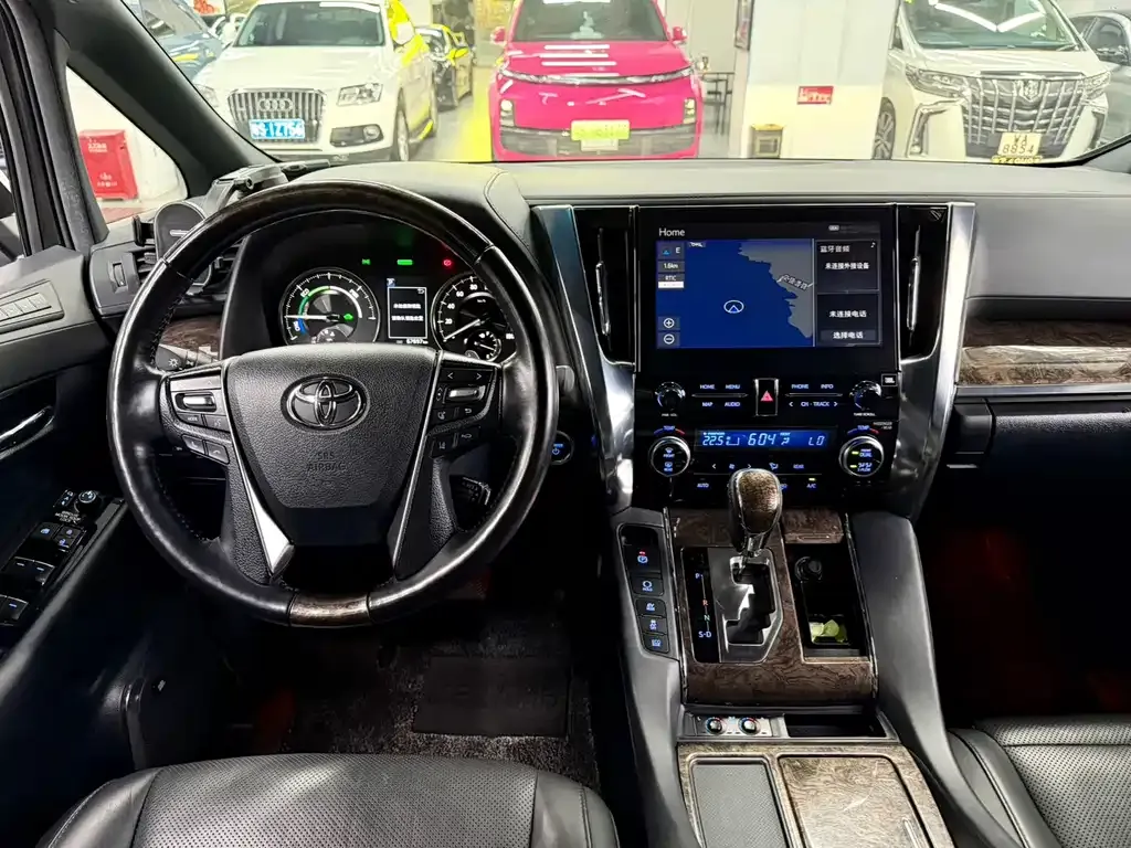 Toyota Alphard — фото 10