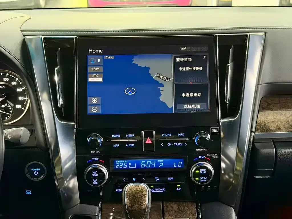 Toyota Alphard — фото 8