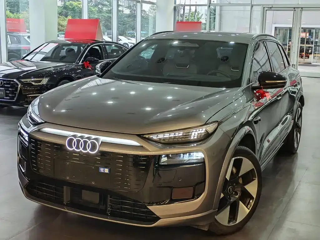 Audi Q6L e-tron — фото 1