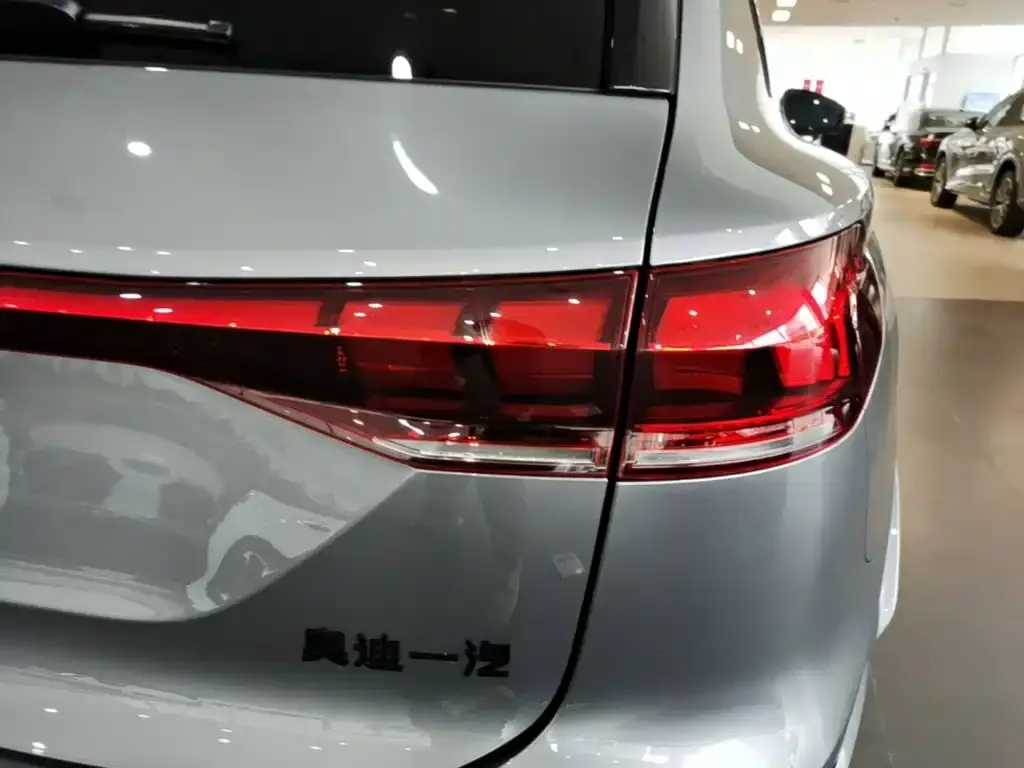 Audi Q6L e-tron — фото 2