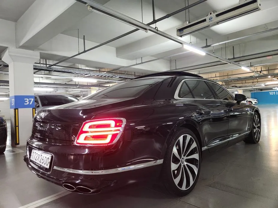 Bentley Flying Spur 2023 из KR, фото 7