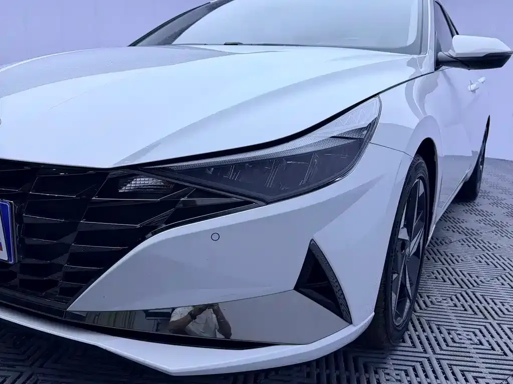 Hyundai Elantra — фото 1