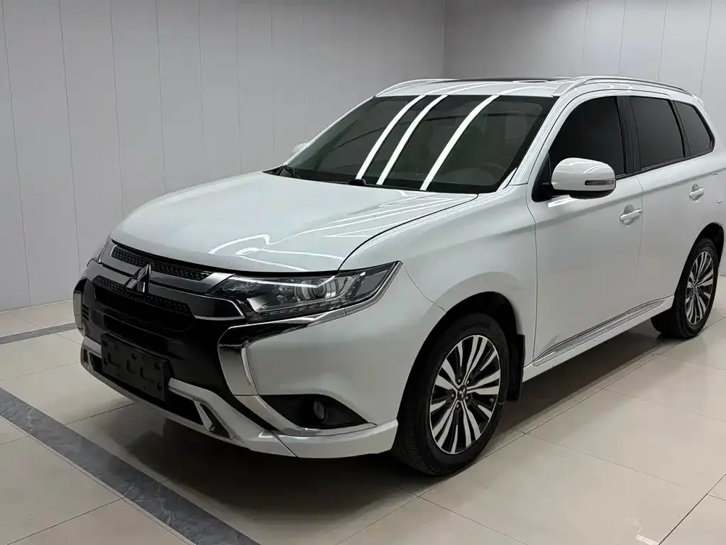 Mitsubishi Outlander — фото 1