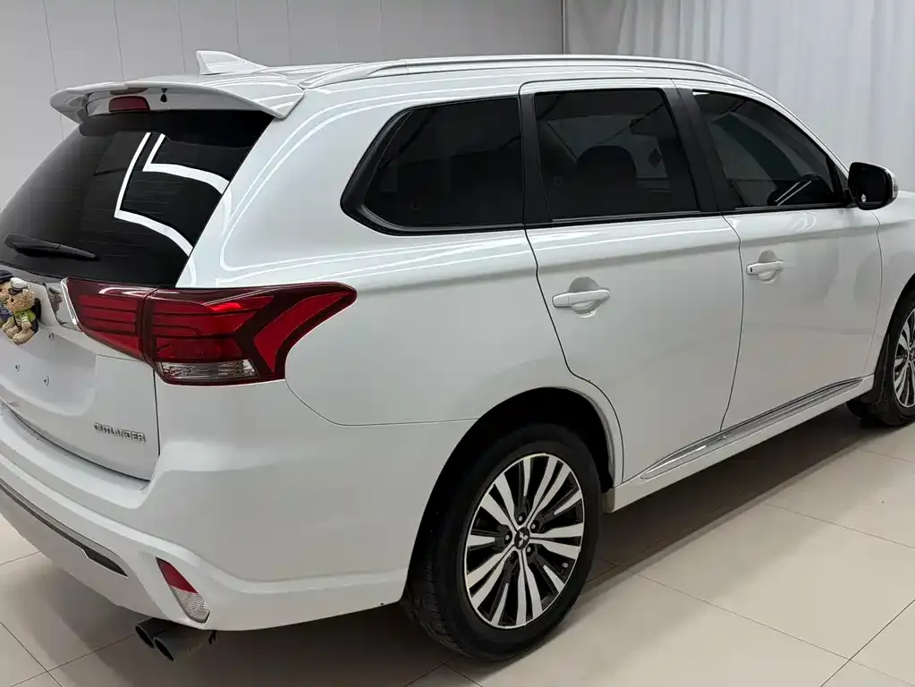 Mitsubishi Outlander — фото 7