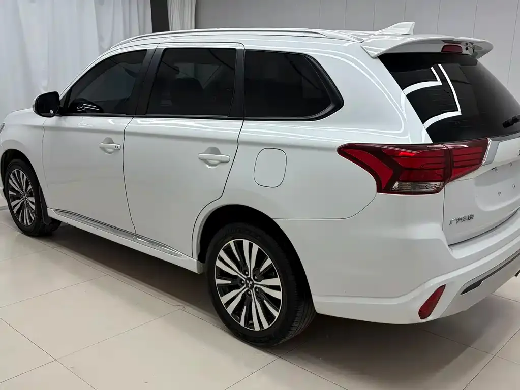 Mitsubishi Outlander — фото 2