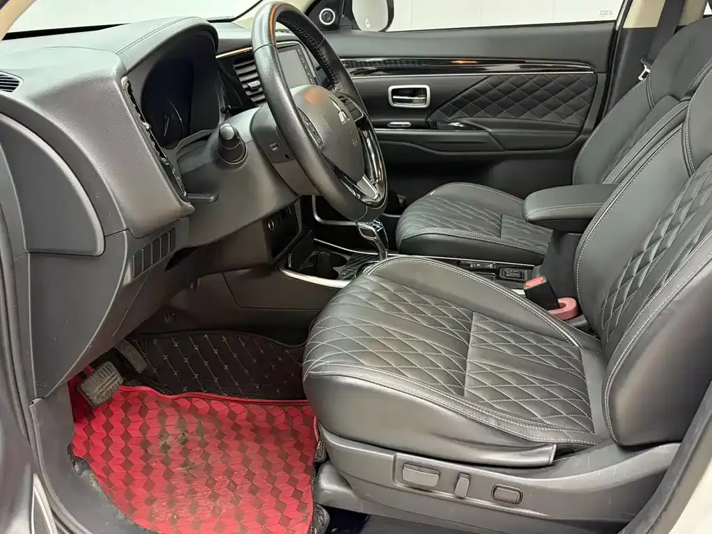 Mitsubishi Outlander — фото 10