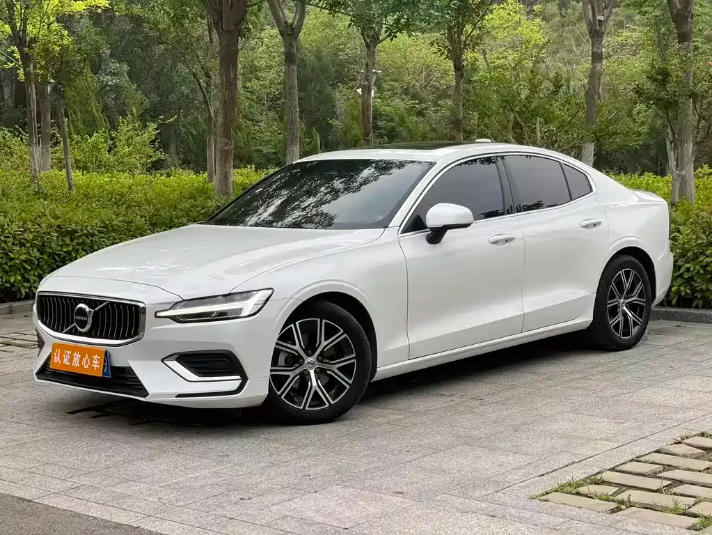 Volvo S60 — фото 1