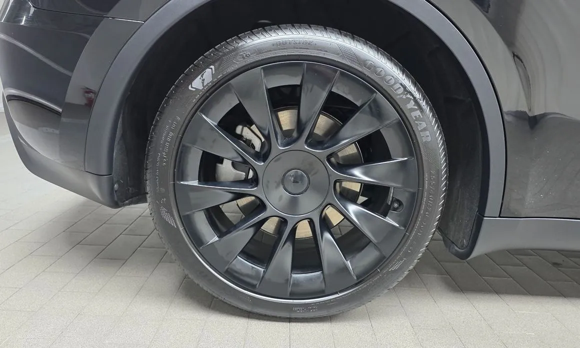 Tesla Model Y — фото 10
